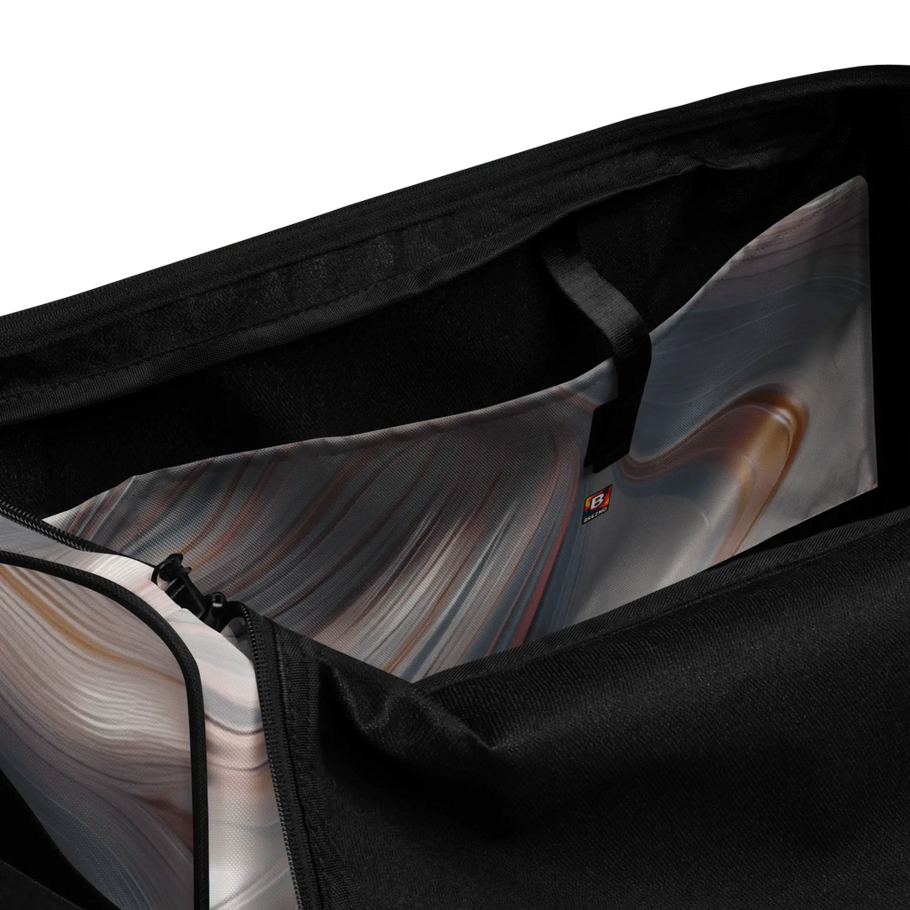 Fluid Wave Duffle Bag – Stylische 50L Weekender-Tasche mit abstraktem Allover-Design von Brezno 