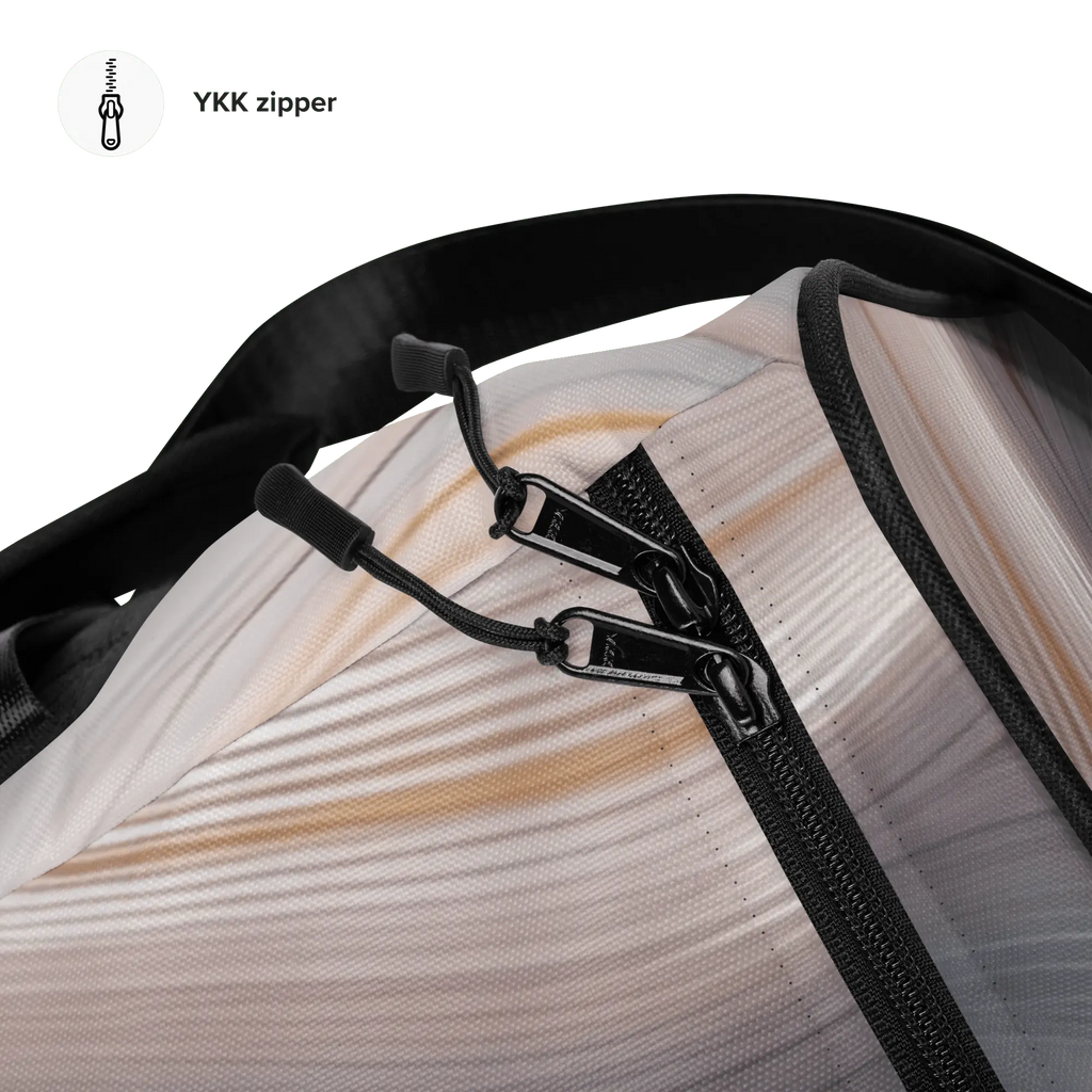 Fluid Wave Duffle Bag – Stylische 50L Weekender-Tasche mit abstraktem Allover-Design von Brezno 